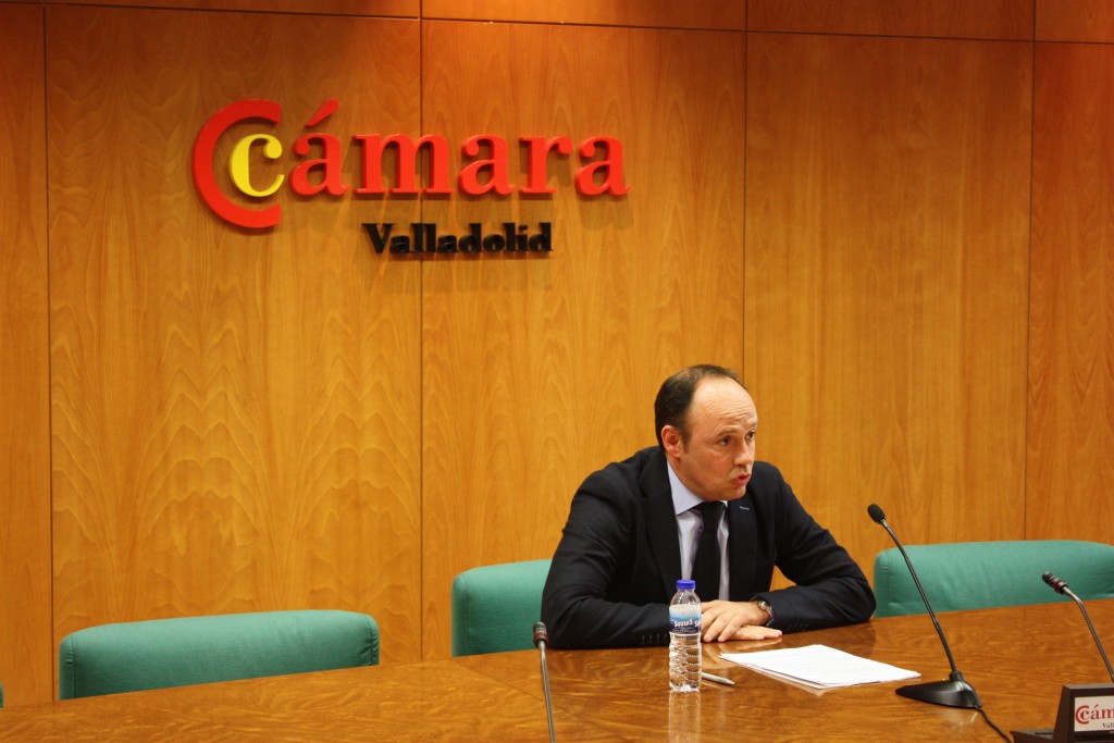 Carlos Villar, anunciando ante los medios de comunicación su renuncia como presidente de la Cámara de Valladolid.